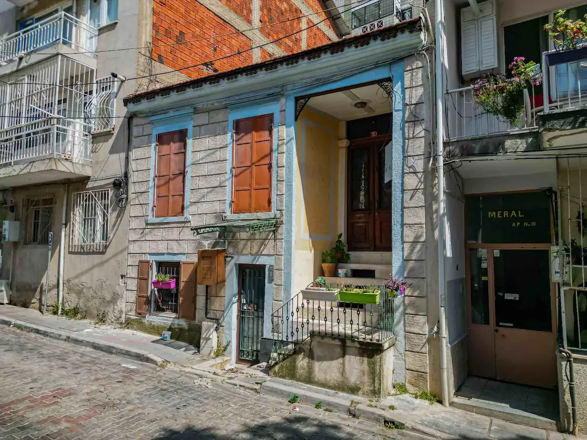 KÜÇÜKYALI’DA GEÇMIŞIN KAPISINI ARALAYAN SATILIK TARIHI RUM EVI 2