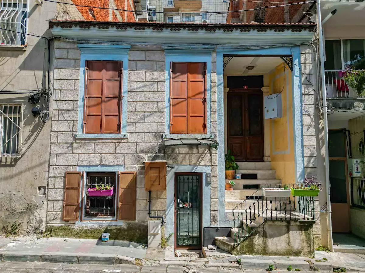 KÜÇÜKYALI’DA GEÇMIŞIN KAPISINI ARALAYAN SATILIK TARIHI RUM EVI