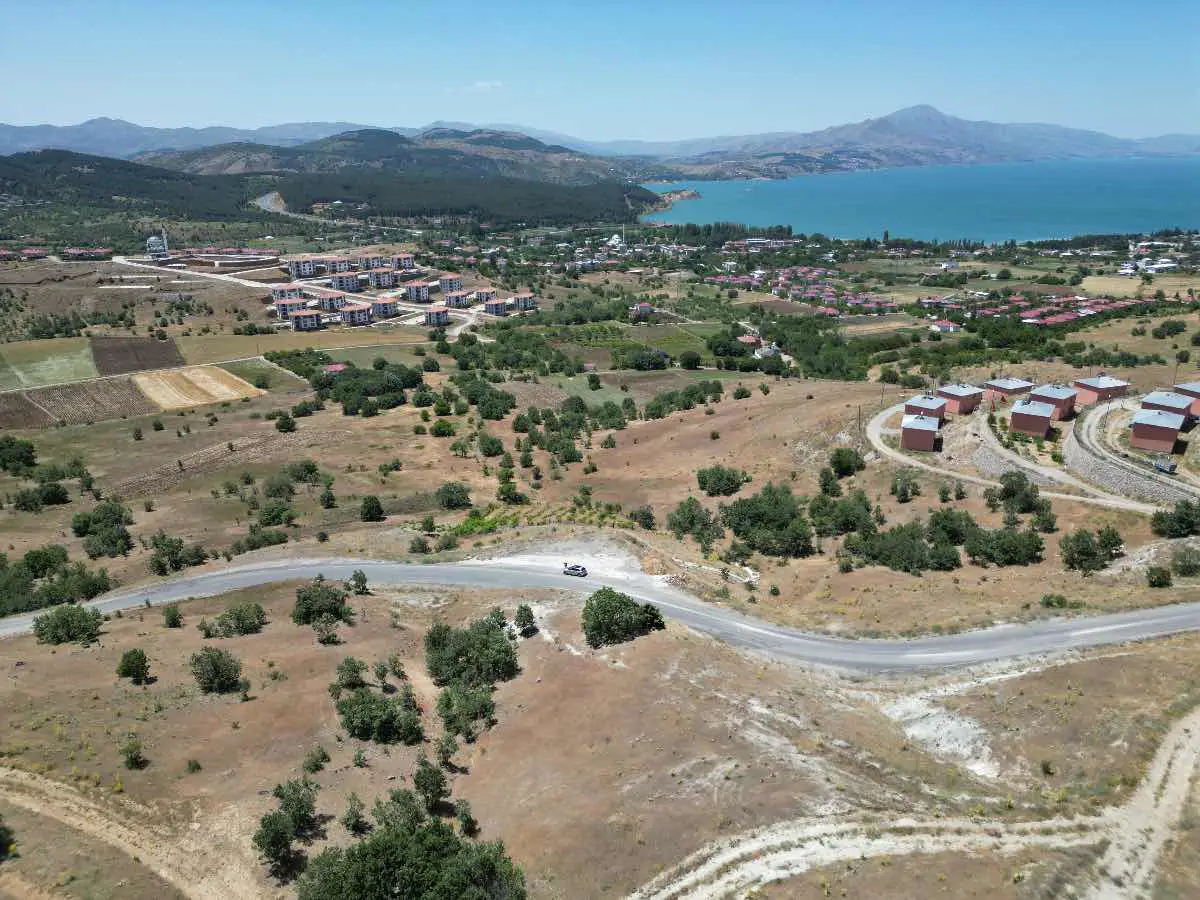 REMAX DOĞU'DAN GEZİN'DE SATILIK MANZARALI ARAZİ