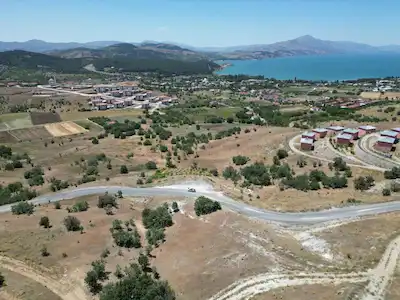 REMAX DOĞU'DAN GEZİN'DE SATILIK MANZARALI ARAZİ