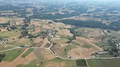 SAKARYA ADAPAZARI BÜYÜKHATAPLI MAHALLESI’NDE, KÖY SINIRLARI IÇERISINDE YER ALAN 5.100 M² TARLA