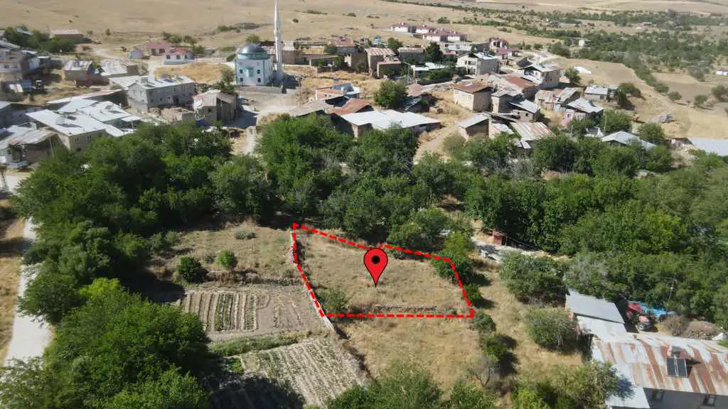 REMAX DEĞİŞİM MÜCAHİTTEN SARIYAKUP KÖY İÇİNDE SATILIK 471 M2 TARLA