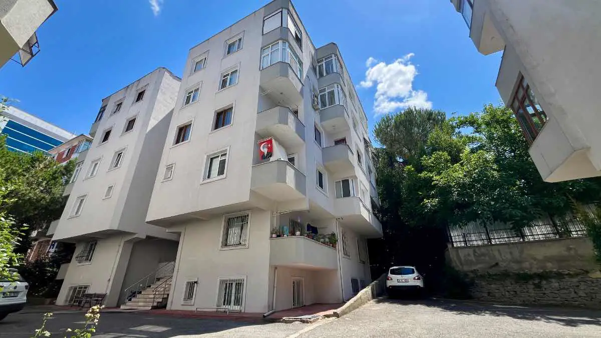KADIKÖY KOŞUYOLU'NDA SİTE İÇİ ARA KAT 3+1 SATILIK BOŞ DAİRE