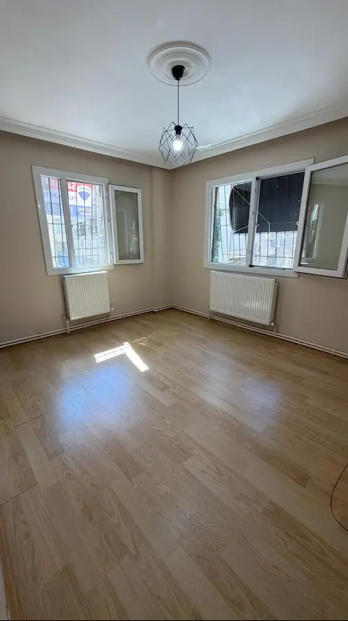 ÜÇKUYULAR MİTHATPAŞA YÜKSEK GİRİŞ • KAPALI OTOPARKLI • AYDINLIK 2+1 FIRSAT DAİRE