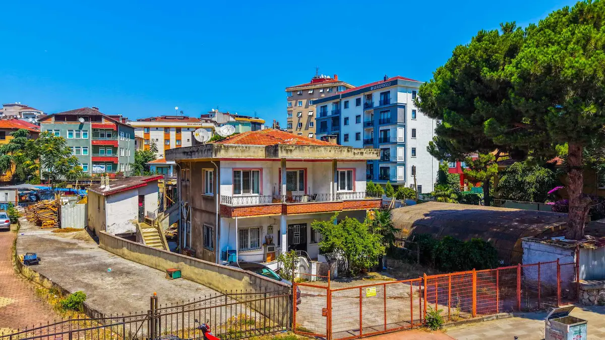 PENDİK MERKEZDE İŞLEK CADDE ÜZERİ DEĞERLİ KONUMDA SATILIK ARSA