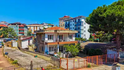 PENDİK MERKEZDE İŞLEK CADDE ÜZERİ DEĞERLİ KONUMDA SATILIK ARSA