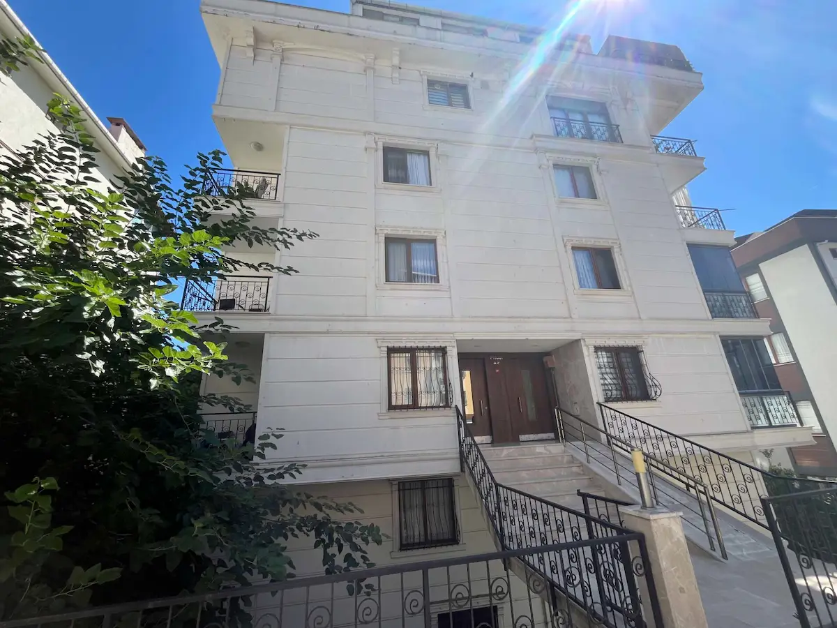 ÜSKÜDAR'IN MERKEZINDE NEVÇARŞI AVM ARKASINDA 3+1 SATILIK TERASLI