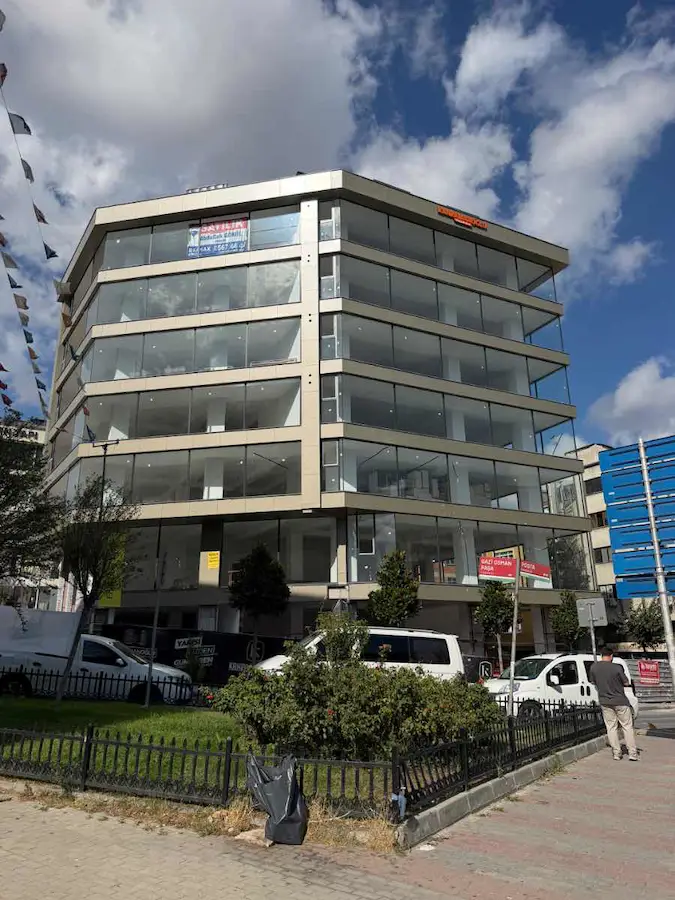 GÜNGÖREN SANAYİ MAH’DA KALE CENTER KARŞISI, TRAMVAYA YAKIN 150 M² SIFIR PLAZA KATI OFİS