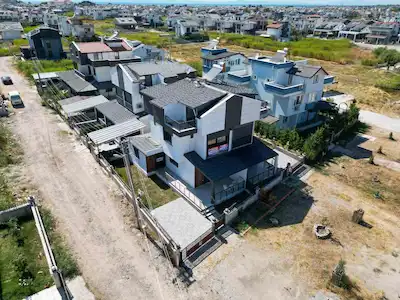 DİKİLİ CUMHURİYET MAH.  ÖNÜ AÇIK, FERAH VE VERANDALI 2,5+1 SATILIK VİLLA