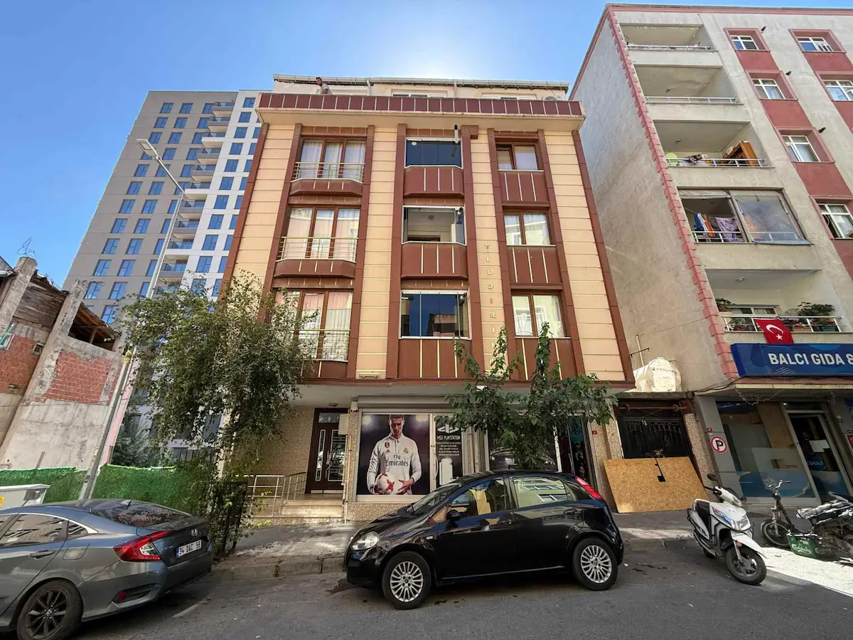 MAHMUTBEY METRONUN DIBINDE SATILIK KREDIYE UYGUN KOMPLE BINA