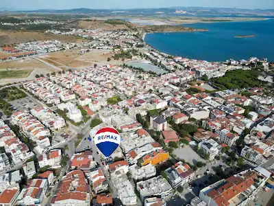 ÇANDARLI MERKEZDE DENİZE 100 METRE EŞYALI TERASLI 2.5+1 DAİRE