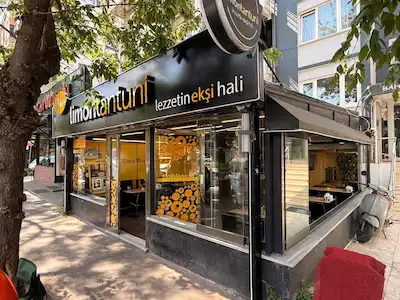 İZMİT ATATÜRK BULVARI'NDA TRAMVAY ÜZERİ KİRACILI SATILIK DÜKKAN