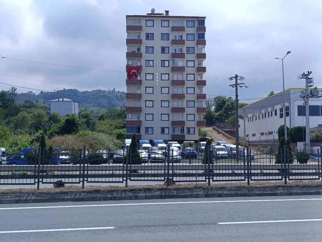 YEŞİLYALI SAHİLDE DENİZ MANZARALI ANAYOL ÜZERİ EMSALLERİNDEN UYGUN 3+1