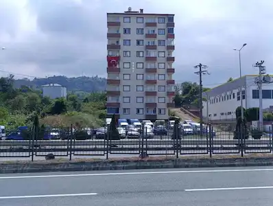YEŞİLYALI SAHİLDE DENİZ MANZARALI ANAYOL ÜZERİ EMSALLERİNDEN UYGUN 3+1