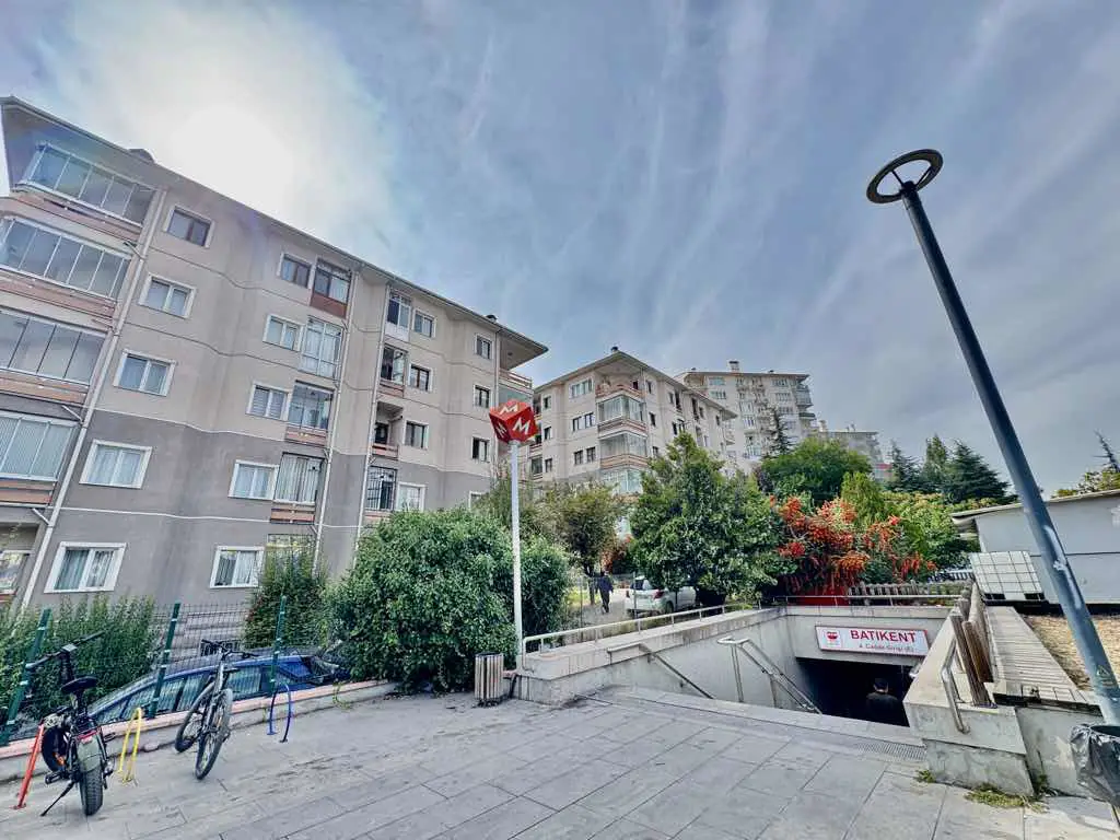 BATIKENT KENTKOOP HUKUKÇULAR SİTESİ’NDE METROYA KOMŞU, ARA KAT 3+1 SATILIK DAİRE