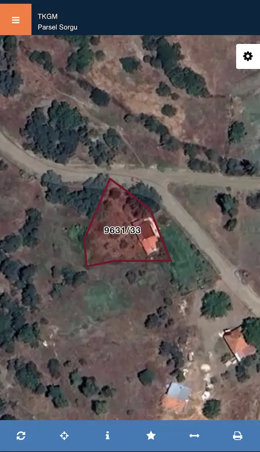 İÇİNDE HAZIR EVİ BULUNAN SATILIK 662 M² TARLA