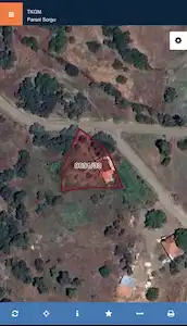 İÇİNDE HAZIR EVİ BULUNAN SATILIK 662 M² TARLA