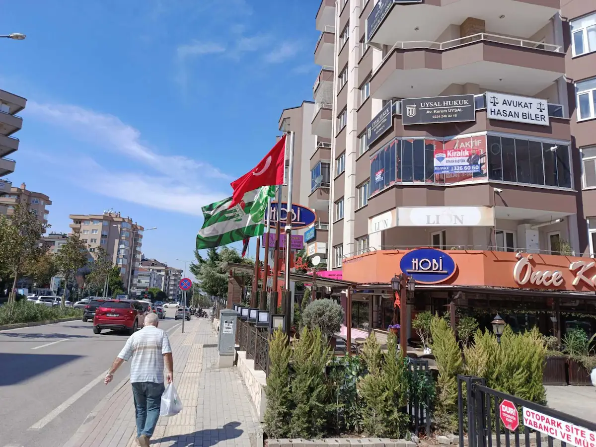 REMAX LEON FSM BULVARI 'NDA KIRALIK 5 ODALI OFIS