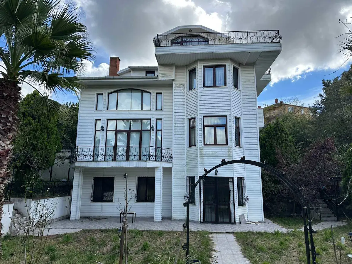 BEYKOZ ÇAVUŞBAŞI ÇIFTLIK MAH.'DE KIRALIK 470 M² 6+3 VILLA MÜŞTEMILATLI GENİŞ BAHÇELİ