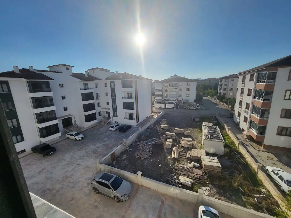 REMAX DEĞİŞİM-ATAŞEHİR MAH.DE SATILIK 2+0 YENİ DAİRE...