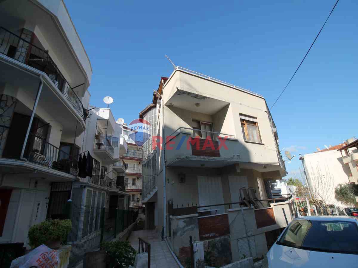 DIDIM ÇAMLIK MAHALLESI'NDE ALTINKUM PLAJI'NIN BIR SOKAK GERISINDE SATILIK DENIZ MANZARALI BINA