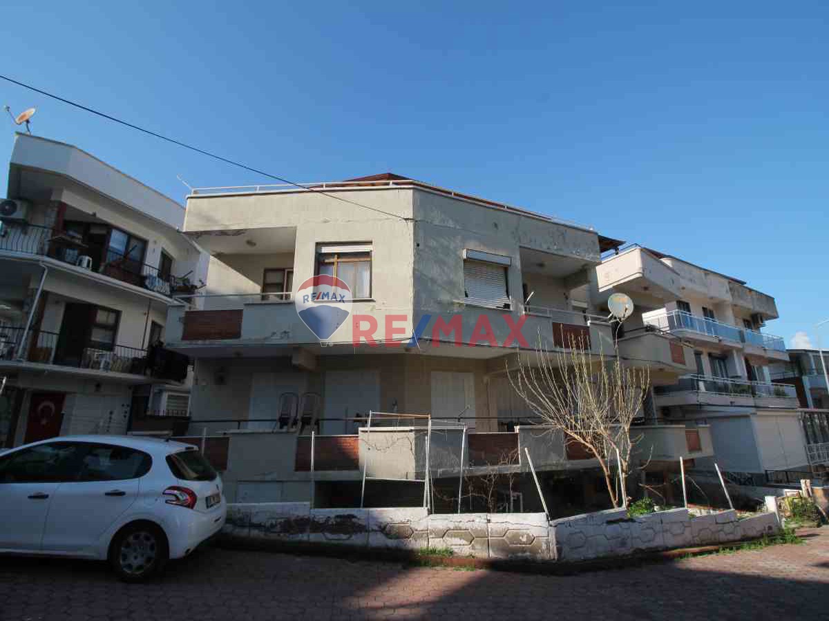 DIDIM ÇAMLIK MAHALLESI'NDE ALTINKUM PLAJI'NIN BIR SOKAK GERISINDE SATILIK DENIZ MANZARALI BINA