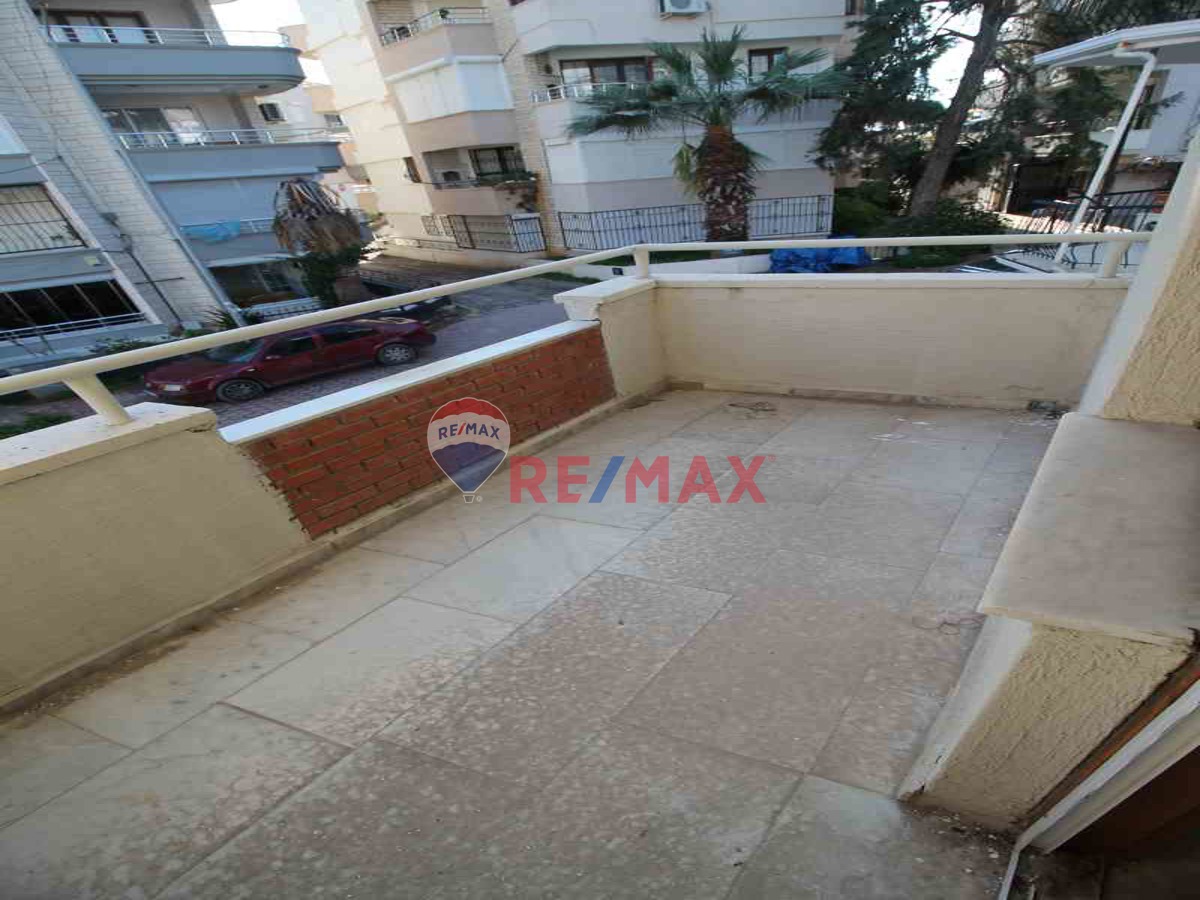 DIDIM ÇAMLIK MAHALLESI'NDE ALTINKUM PLAJI'NIN BIR SOKAK GERISINDE SATILIK DENIZ MANZARALI BINA