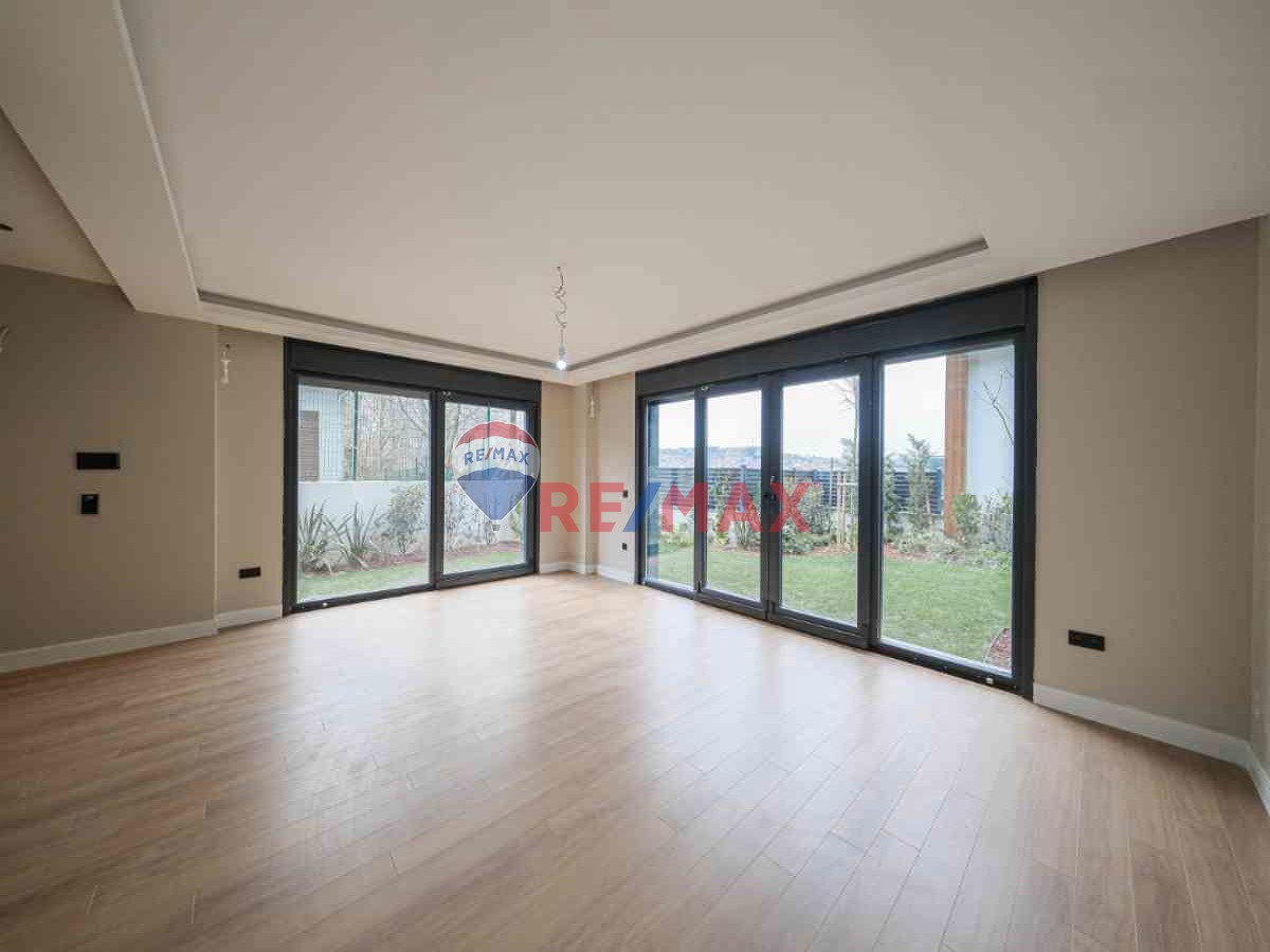 SARIYER ZEKERİYAKÖY'DE OTURUMA HAZIR MODERN SATILIK VİLLALAR 