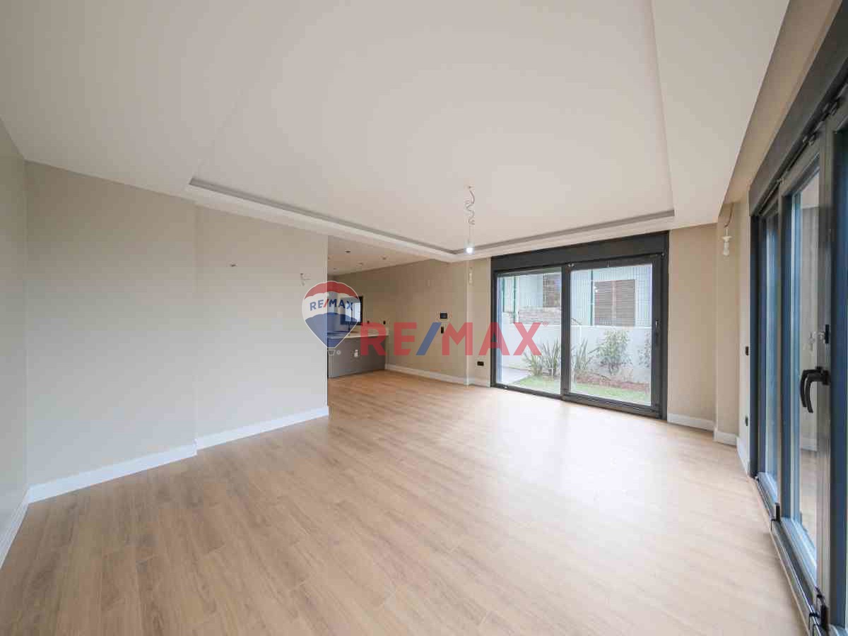 SARIYER ZEKERİYAKÖY'DE OTURUMA HAZIR MODERN SATILIK VİLLALAR 