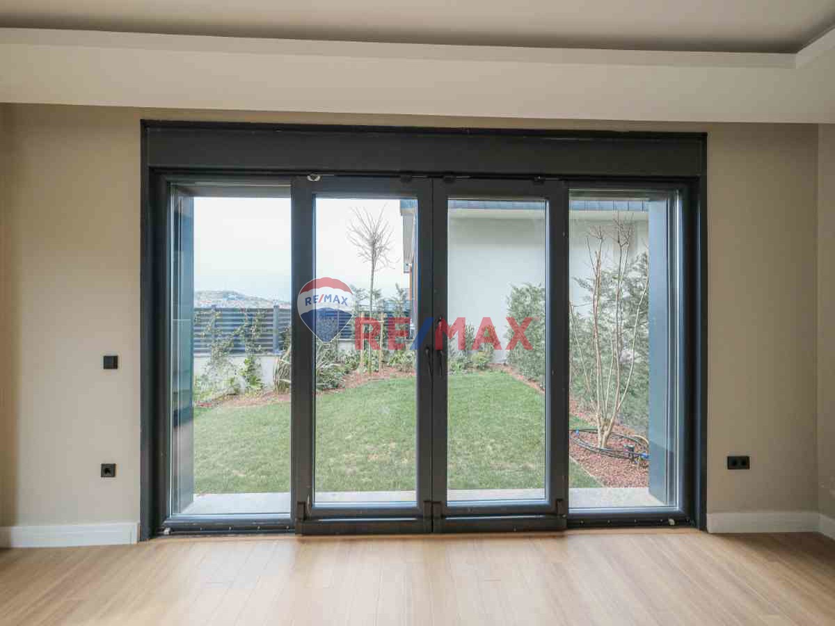 SARIYER ZEKERİYAKÖY'DE OTURUMA HAZIR MODERN SATILIK VİLLALAR 