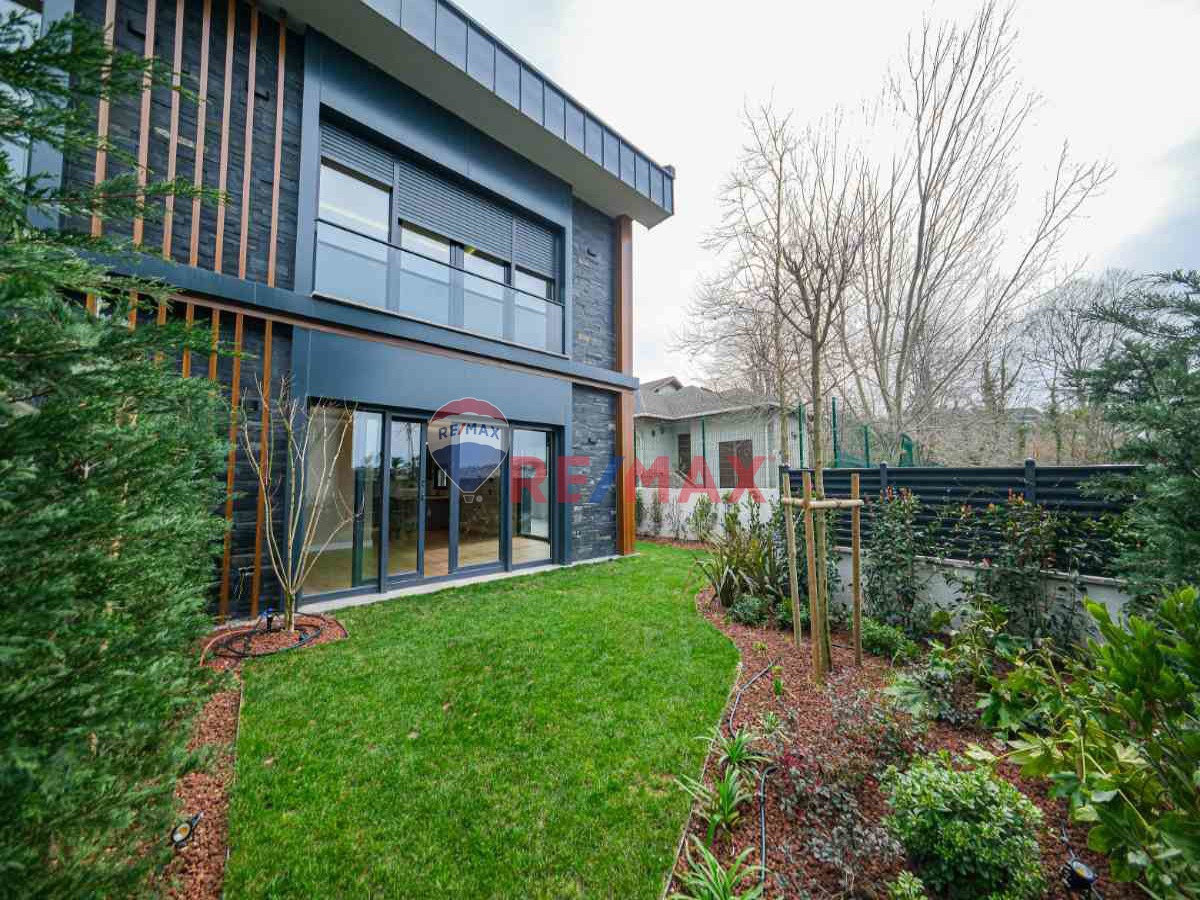 SARIYER ZEKERİYAKÖY'DE OTURUMA HAZIR MODERN SATILIK VİLLALAR 