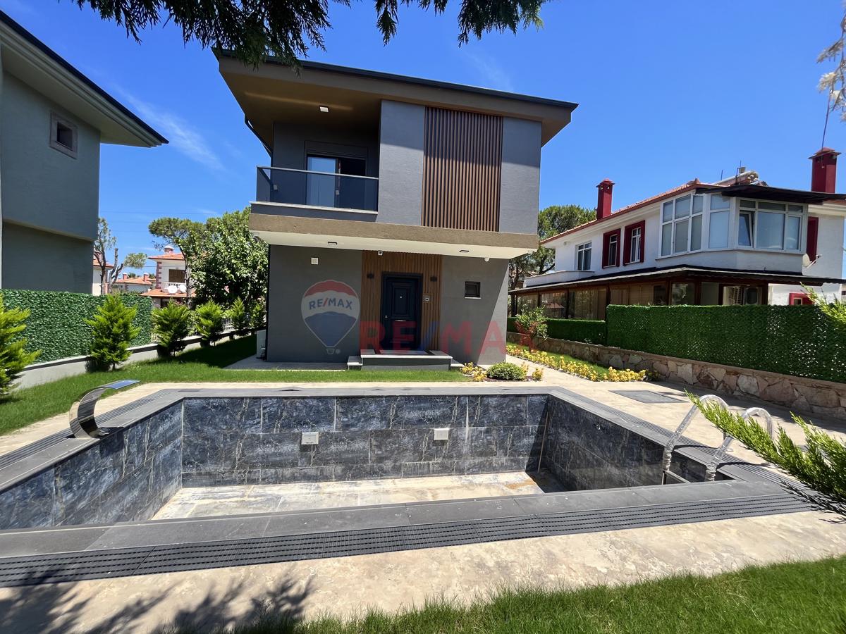 AYVALIK CUNDA ADASINDA  AKILLI SISTEM HAVUZLU 3+1 MÜSTAKIL SATILIK VILLA