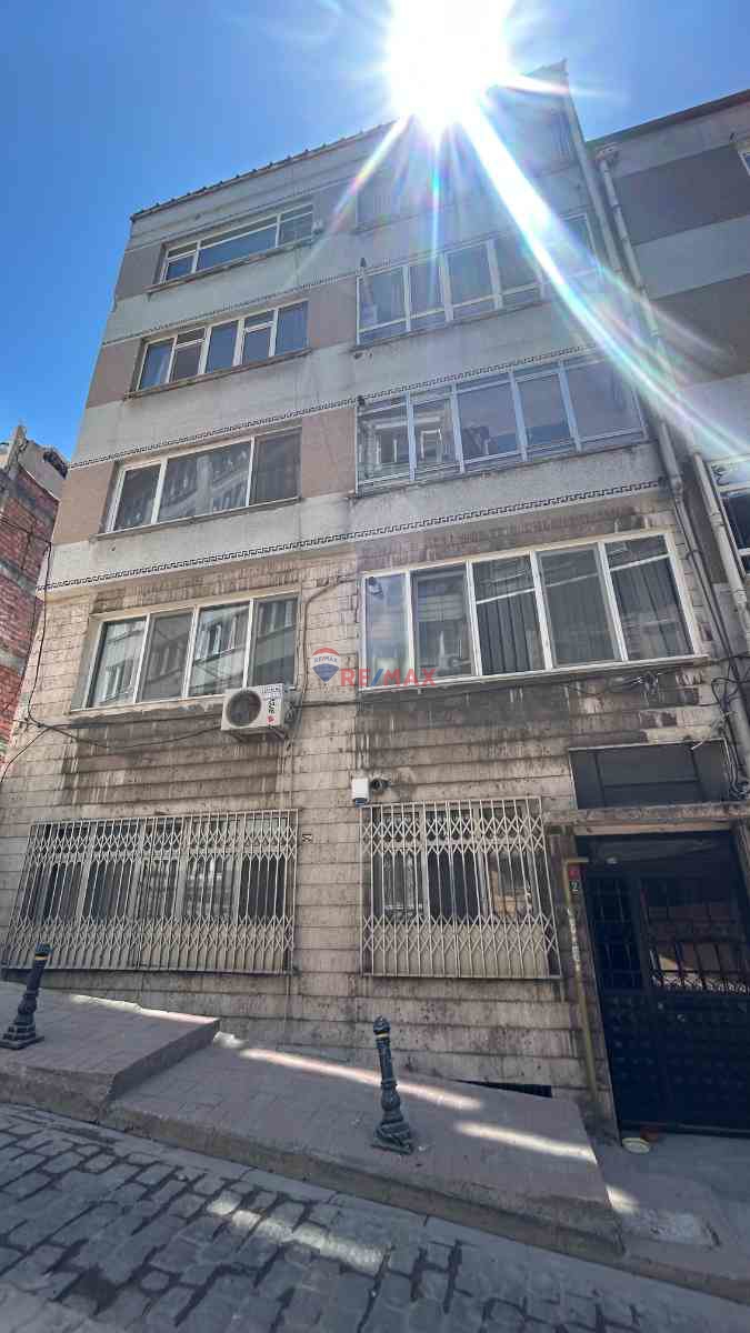 KABATAŞ’TA BOĞAZA YÜRÜME MESAFESİNDE, GENİŞ VE FERAH 5+1 SATILIK DAİRE!