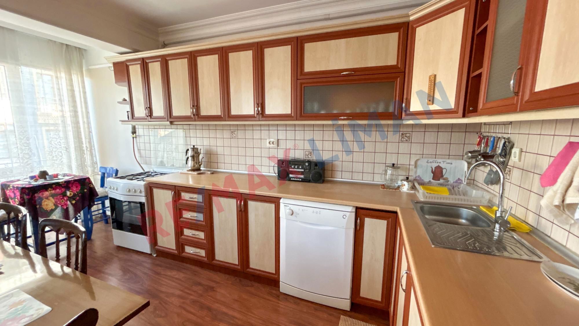 BURHANİYE MERKEZDE CADDE ÜZERİNDE OFİS VE DAİRE  KULLANIMINA UYGUN  SATILIK 2+1 