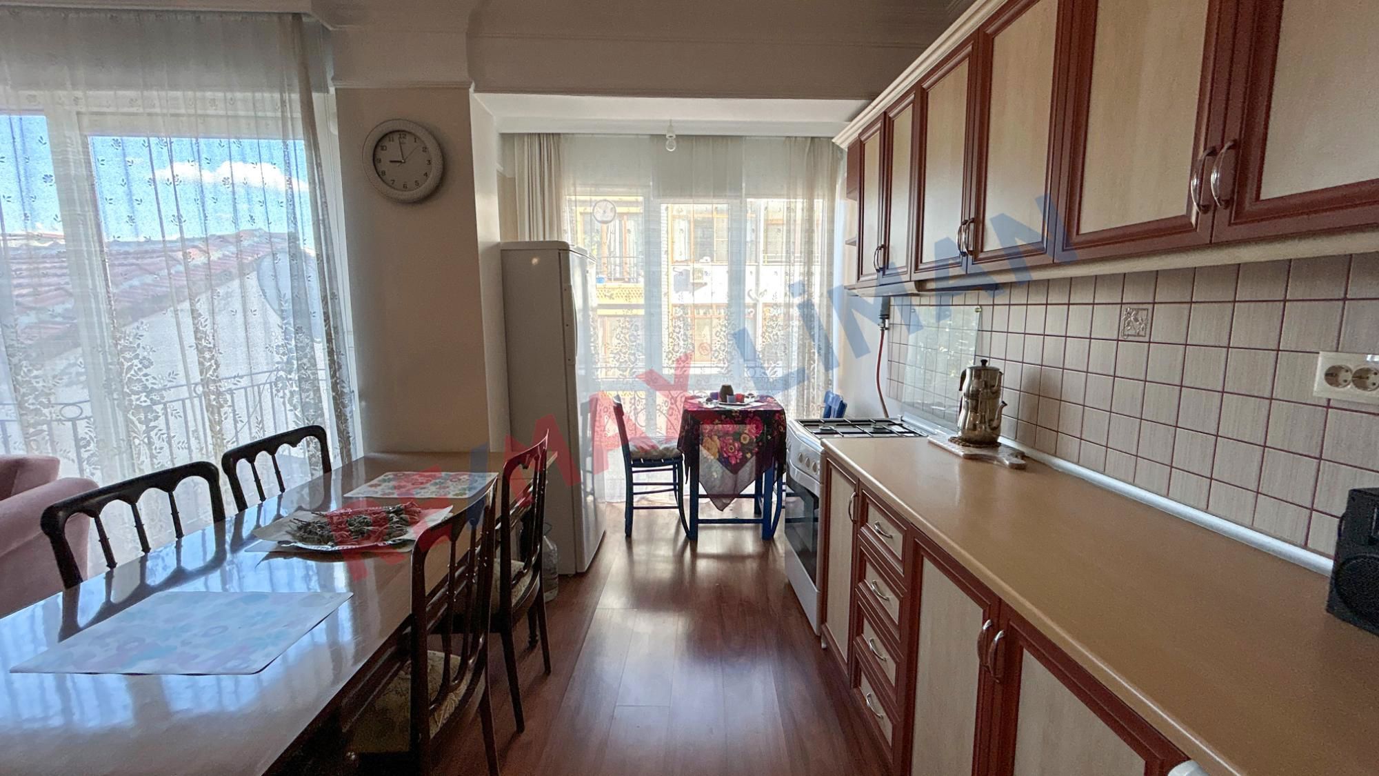 BURHANİYE MERKEZDE CADDE ÜZERİNDE OFİS VE DAİRE  KULLANIMINA UYGUN  SATILIK 2+1 