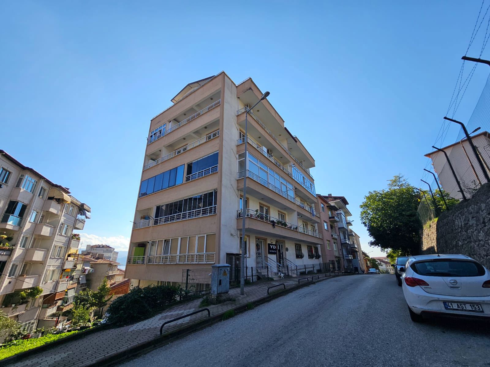 İZMIT ORDUEVINDE E5E CEPHE FULL EŞYALI 2+1 KIRALIK DAIRE