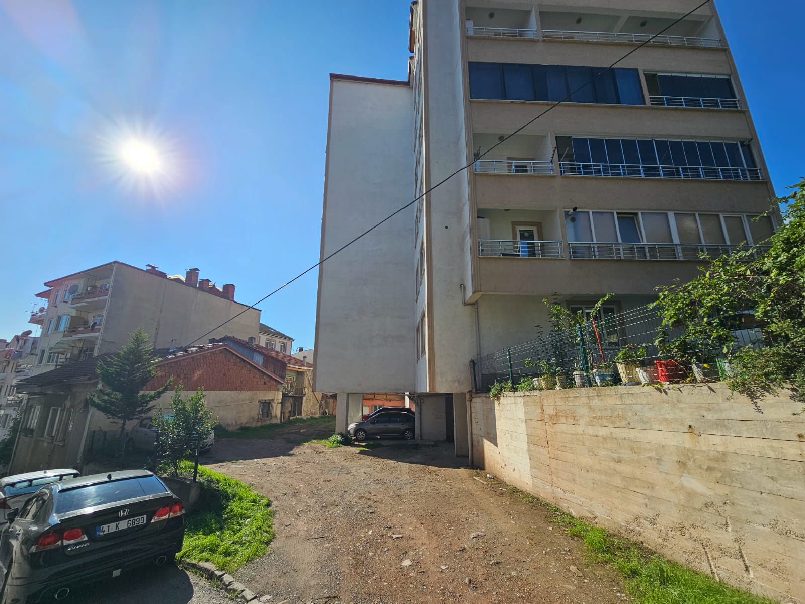 İZMIT ORDUEVINDE E5E CEPHE FULL EŞYALI 2+1 KIRALIK DAIRE