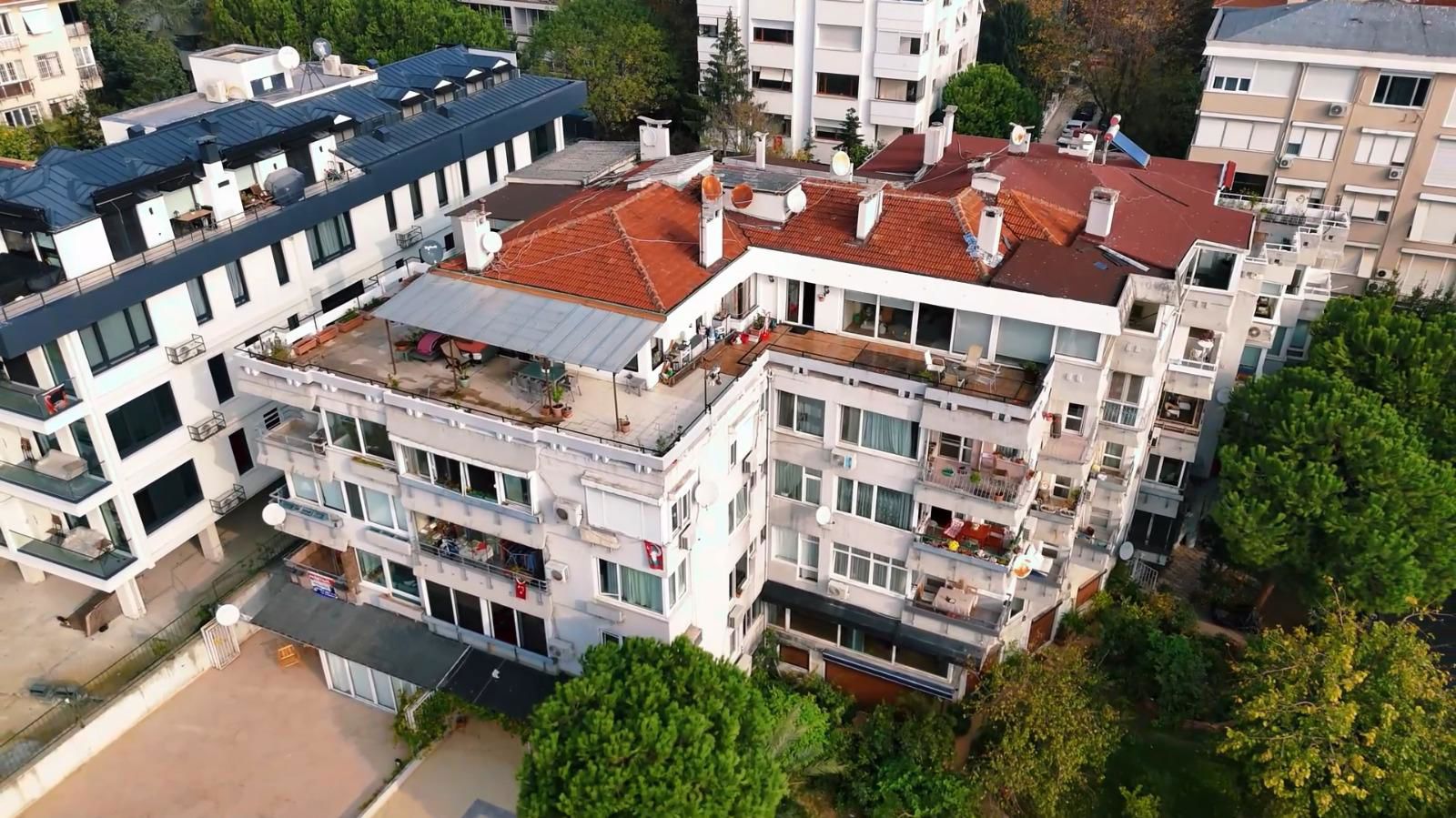 KADIKÖY SAHIL YOLU SATILIK 3+1 SITE IÇINDE GENIŞ KULLANIŞLI ARA KAT DAIRE