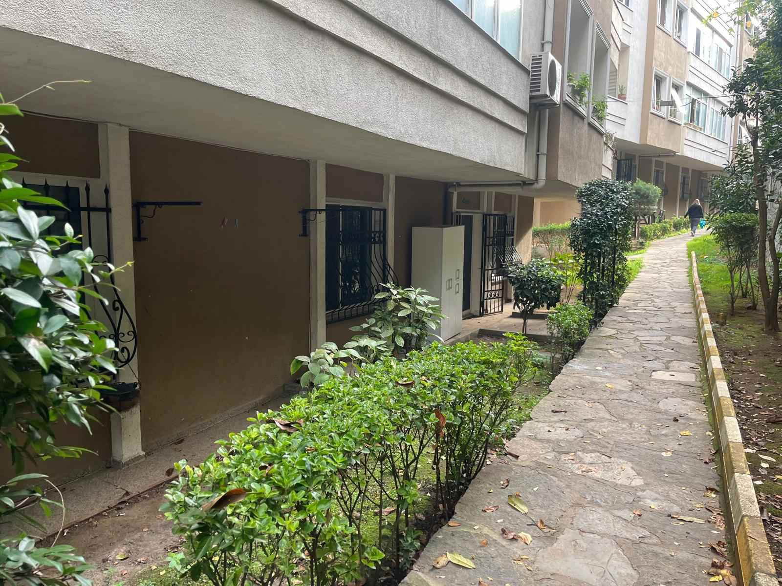 GÜVENLIKLI YÜZME HAVUZLU KATLI OTOPARKLI SITEDE 2+1 BAHCE KATI