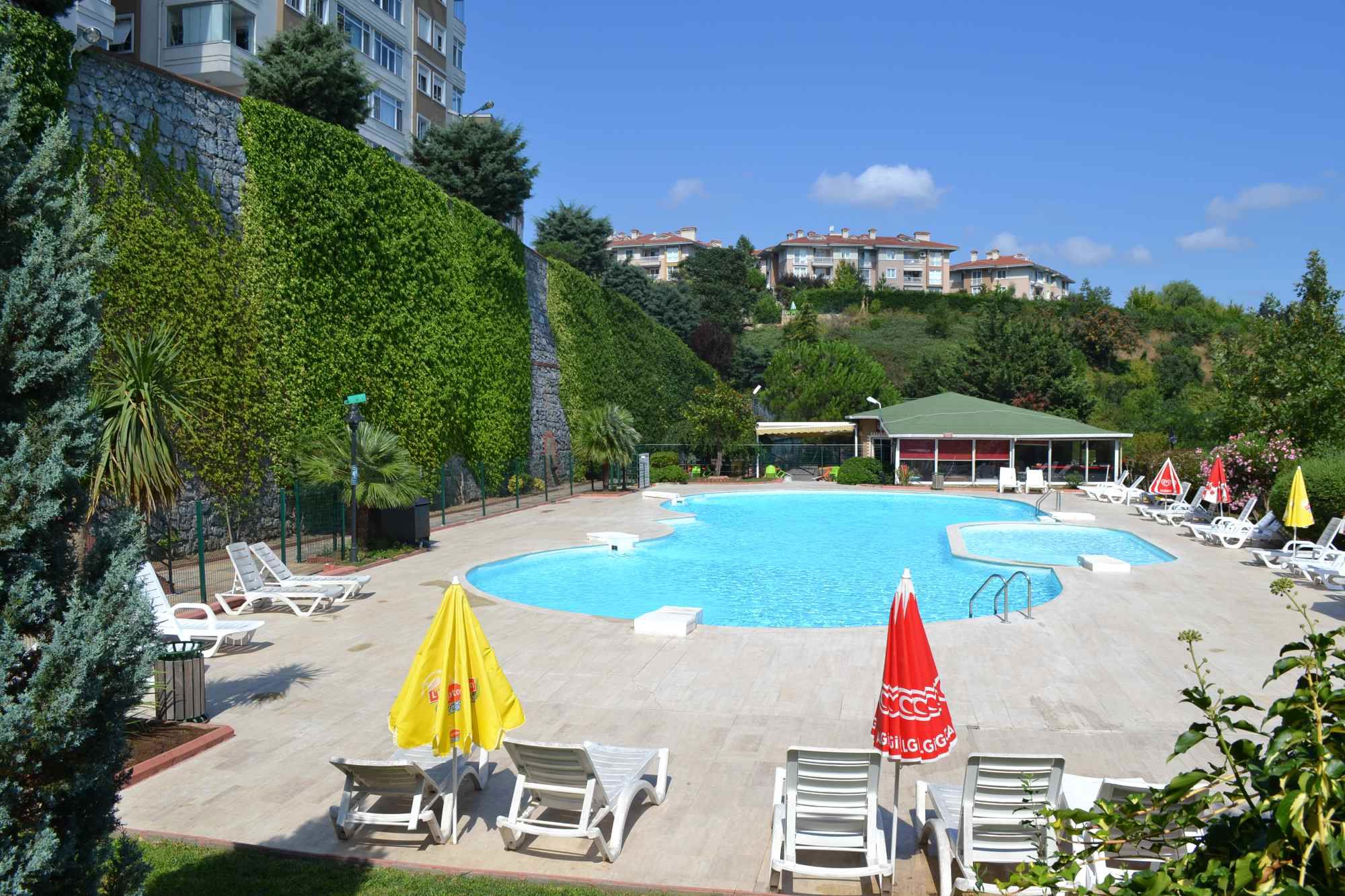 GÜVENLIKLI YÜZME HAVUZLU KATLI OTOPARKLI SITEDE 2+1 BAHCE KATI