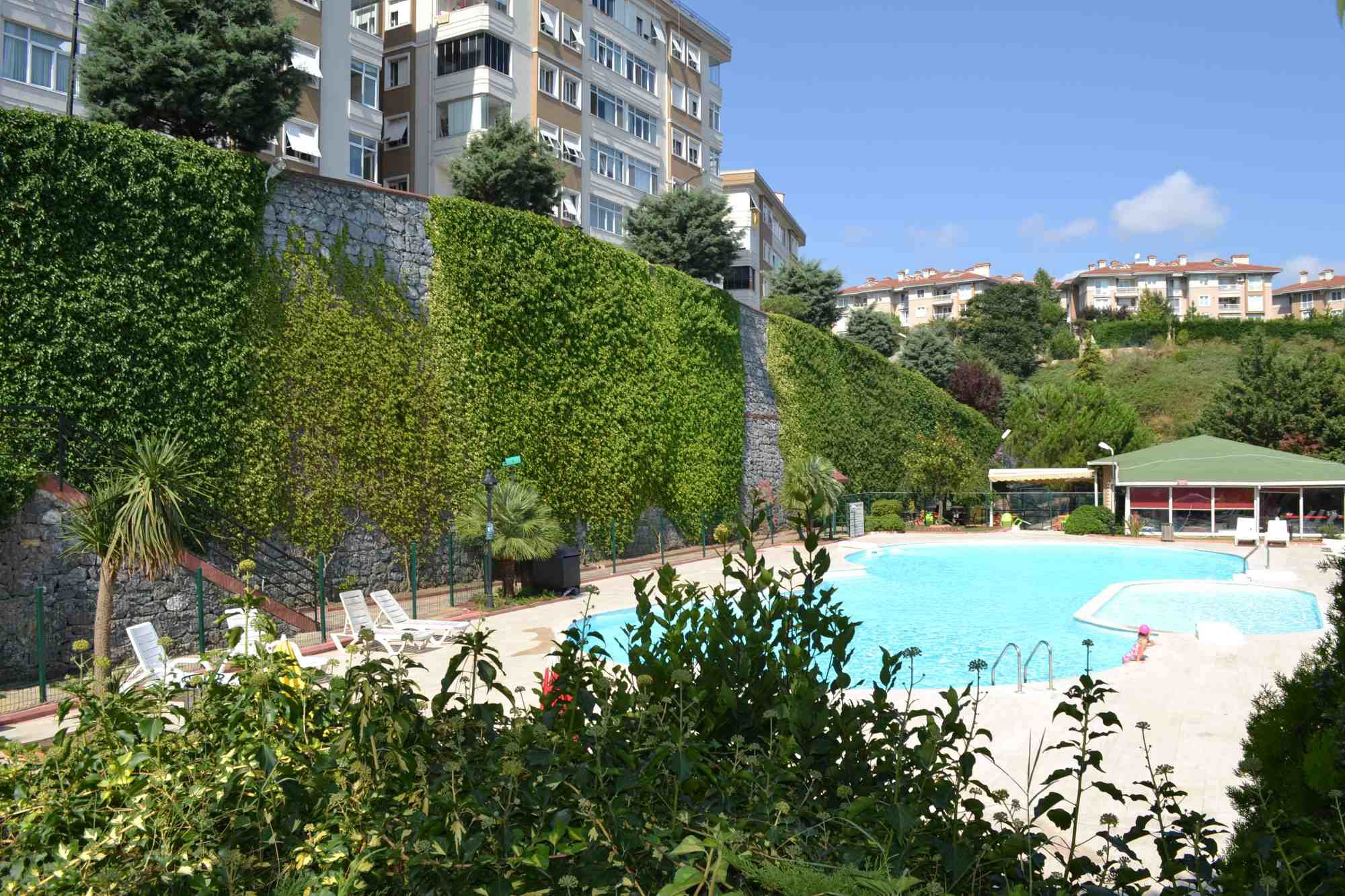 GÜVENLIKLI YÜZME HAVUZLU KATLI OTOPARKLI SITEDE 2+1 BAHCE KATI