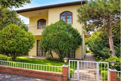 SEMİZKUMLAR DENİZCİLER SİTESİNDE 270M2 ARSA İÇİNDE 6+2 VİLLA