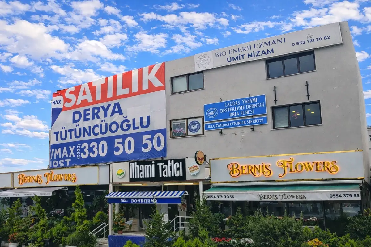URLA MERKEZ DE CADDE ÜZERI KÖŞE KONUMDA SATILIK IŞYERI