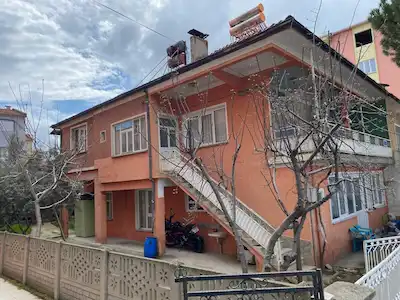 MANISA DEMIRCI SATILIK ANA YOL ÜSTÜ 2 KATLI BINA