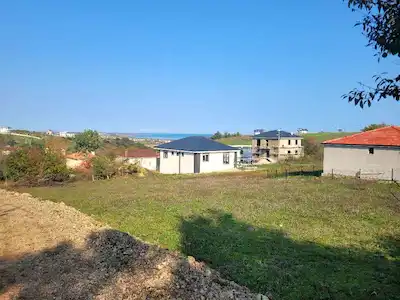 REMAX KUZEY SEVCAN GÜRLEVİK TAŞKELİK TE SATILIK DENİZ MANZARALI ARSA