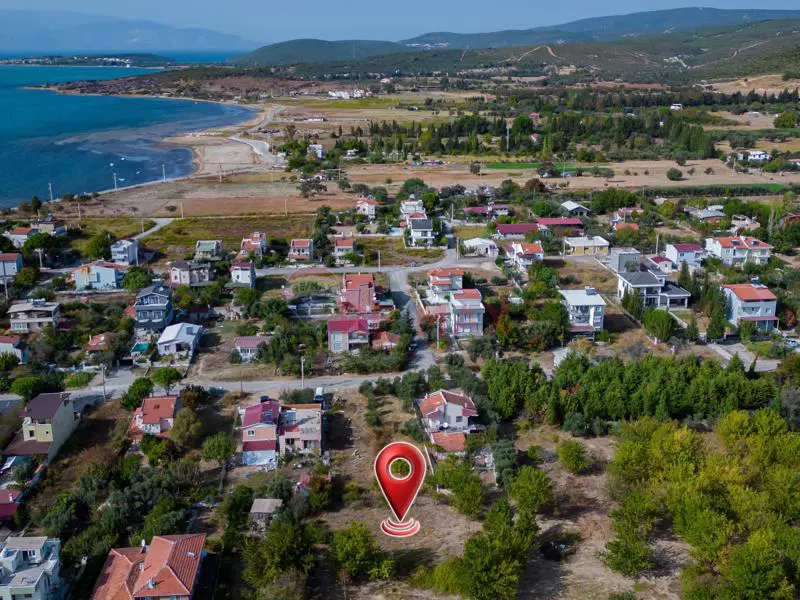 URLA TORASAN`DA DENİZE 300MT MESAFEDE 15/30 İMARLI 323 M2 SATILIK VİLLA ARSASI