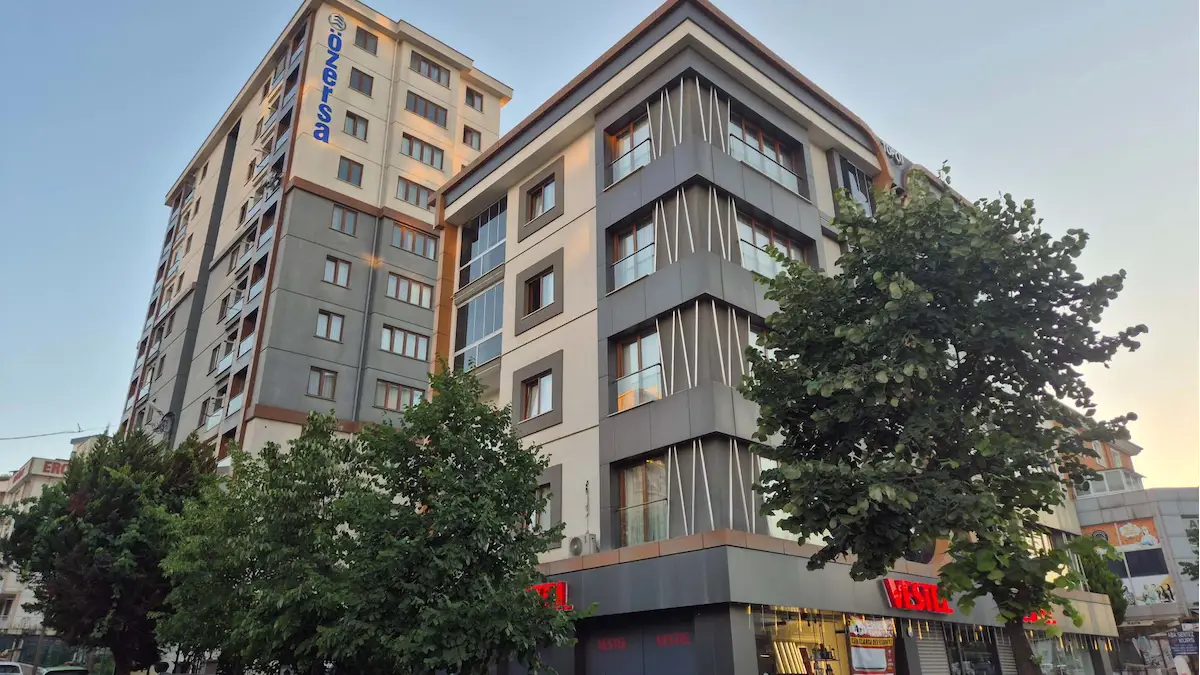 TUZLA AYDINLI'DA ANA CADDEYE 2.BİNADA SATILIK 2+1 DAİRE