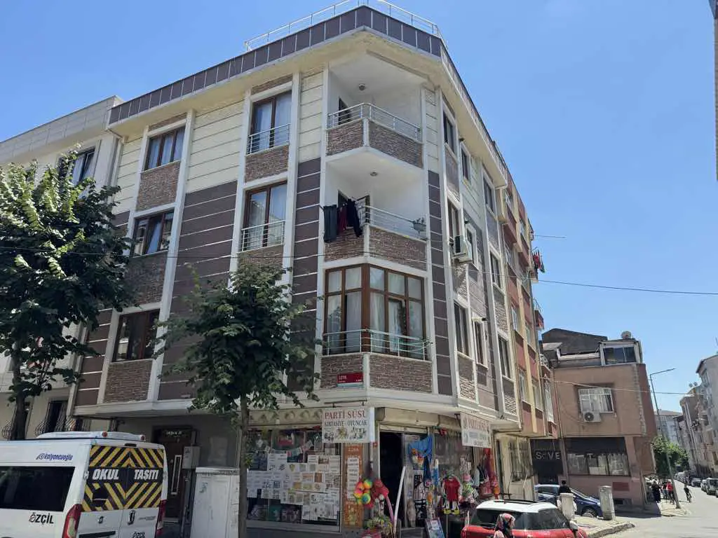 GÜNEŞLİ’DE SATILIK 2+1 DAİRE