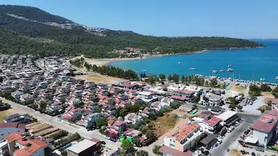 MERKEZİ KONUMLU DENİZE 350 MT. MESAFELİ VİLLA ARSASI