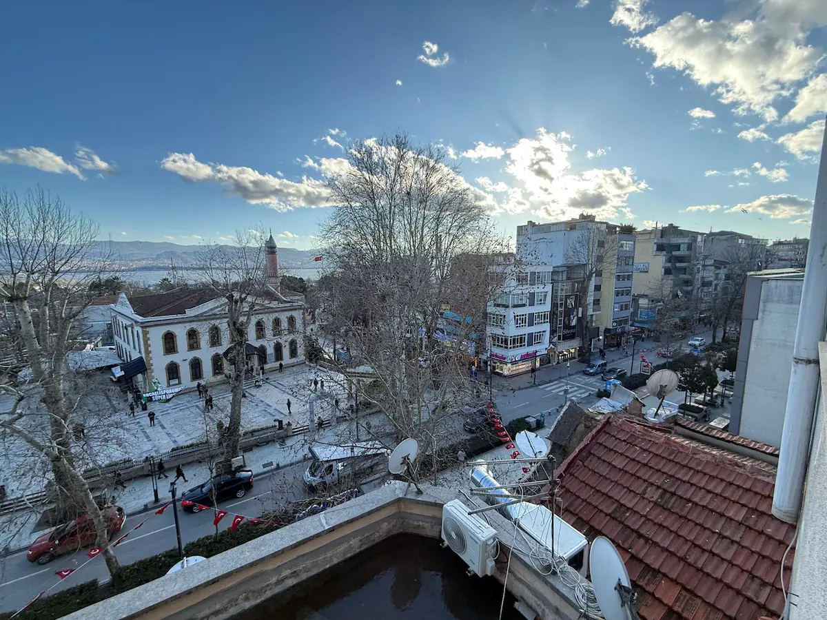 İZMİT’TE MERKEZİ KONUMDA 25 M² NET KİRALIK OFİS | 3. KAT | BOŞ